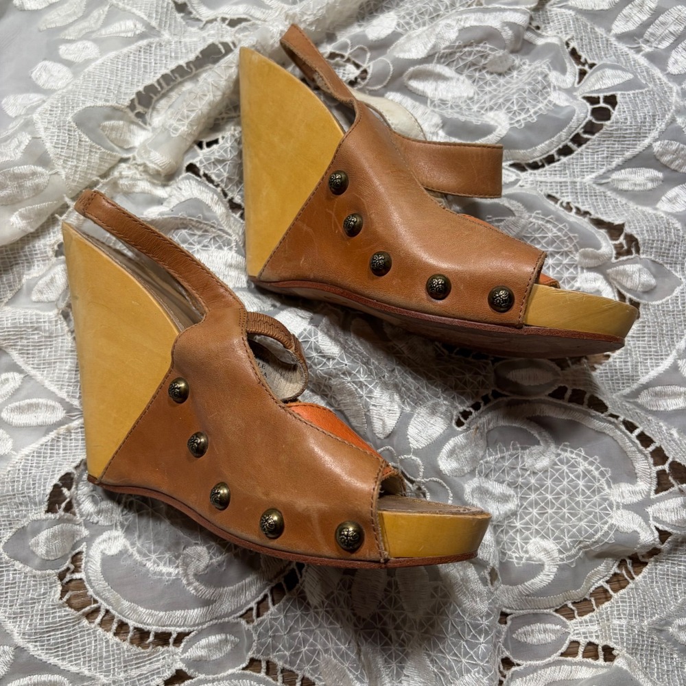 True Religion Y2K Grunge Tan Leather Studded Wooden Wedge Sandals Womens 8